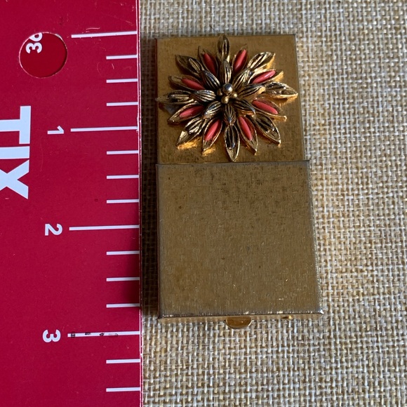 1960’s Florenza faux coral gold tone pill box, tooth fairy box or trinket box - Picture 5 of 5